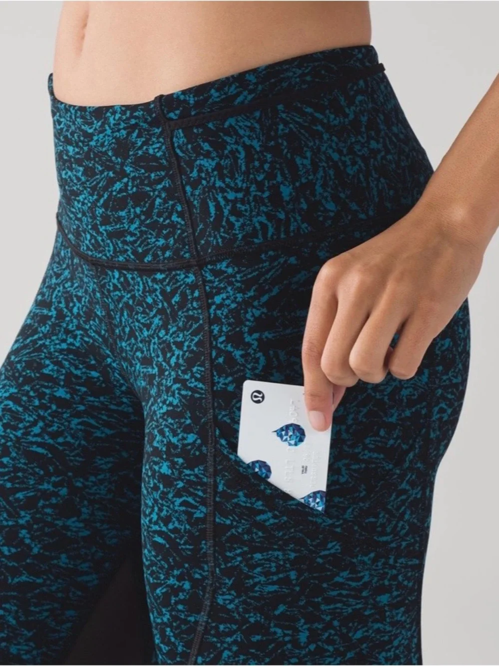 Lululemon Outrun 17” Crop in Iced Wave Capri Black